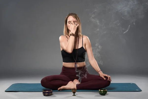 Junge Yoga Trainerin Asana Haltung Studioaufnahme — Stockfoto