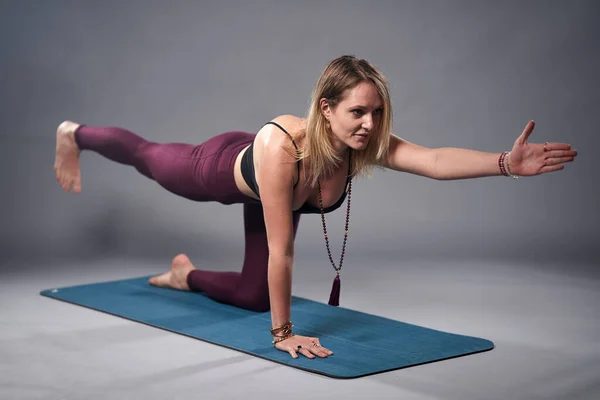 Treinador Ioga Jovem Mulher Postura Asana Tiro Estúdio — Fotografia de Stock