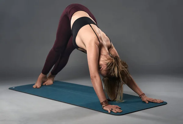 Ung Kvinna Yoga Tränare Asana Hållning Studio Skott — Stockfoto