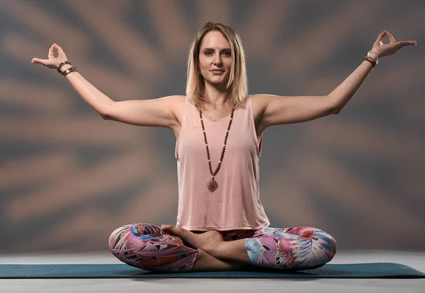 Ung Kvinna Yoga Tränare Asana Hållning Studio Skott — Stockfoto