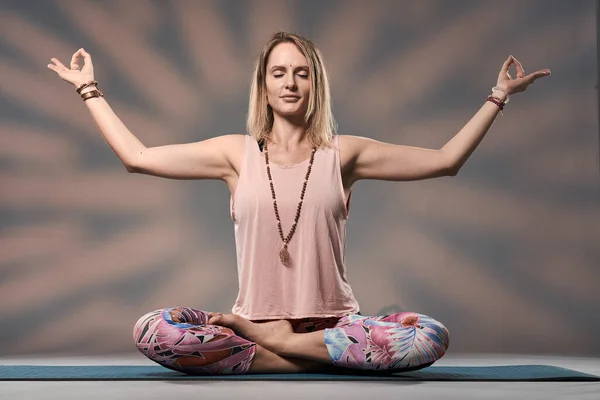 Junge Yoga Trainerin Asana Haltung Studioaufnahme — Stockfoto