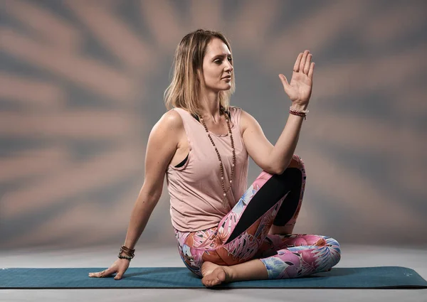 Junge Yoga Trainerin Asana Haltung Studioaufnahme — Stockfoto