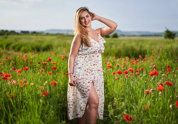 Mulher Indiana Bonita Size Jovem Vestido Floral Campo Papoula — Fotografia de Stock