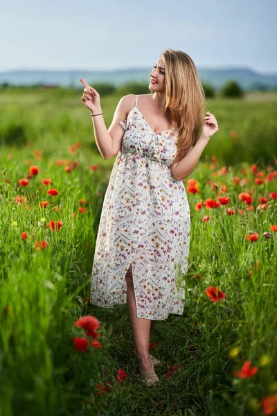 Hermosa Mujer India Joven Tamaño Grande Vestido Floral Campo Amapola — Foto de Stock