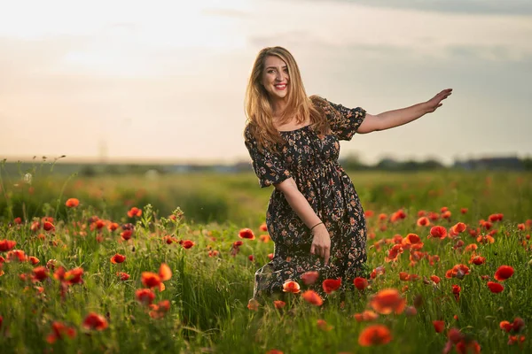 Gyönyörű Plusz Méret Fiatal Indiai Virágos Ruhában Egy Mákos Területen — Stock Fotó