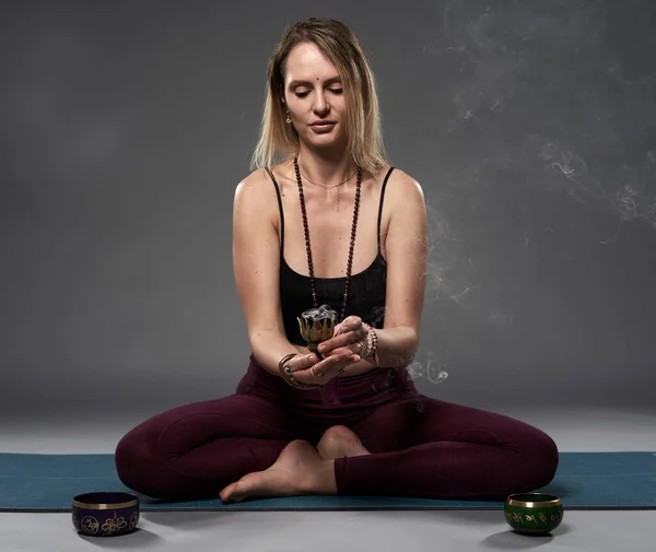 Ung Kvinna Yoga Tränare Asana Hållning Studio Skott — Stockfoto