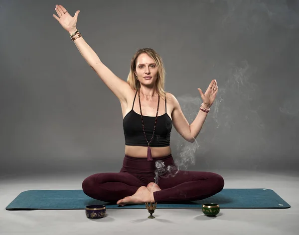 Jonge Vrouw Yoga Trainer Asana Houding Studio Shot — Stockfoto
