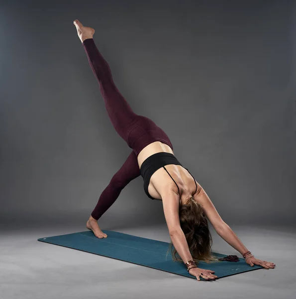 Ung Kvinna Yoga Tränare Asana Hållning Studio Skott — Stockfoto