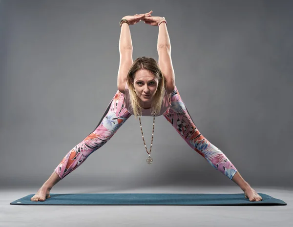 Giovane Donna Yoga Trainer Asana Postura Colpo Studio — Foto Stock