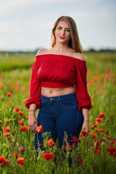 Attraktive Größe Frau Einem Mohnfeld Mit Blühenden Blumen — Stockfoto