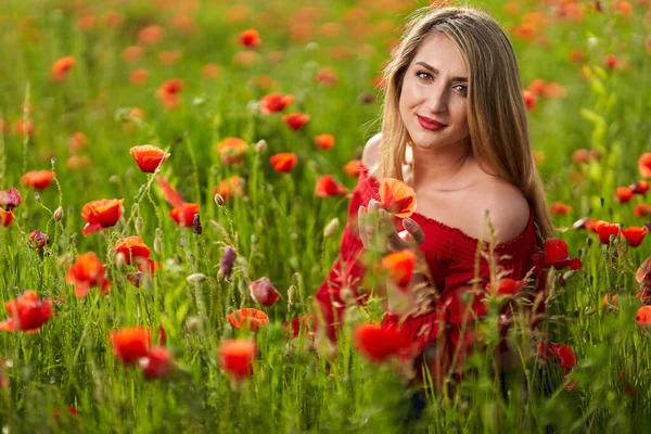 Aantrekkelijke Grootte Vrouw Een Papaverveld Met Bloemen Volle Bloei — Stockfoto