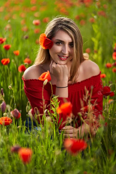 Tamanho Atraente Mais Mulher Campo Papoula Com Flores Plena Floração — Fotografia de Stock