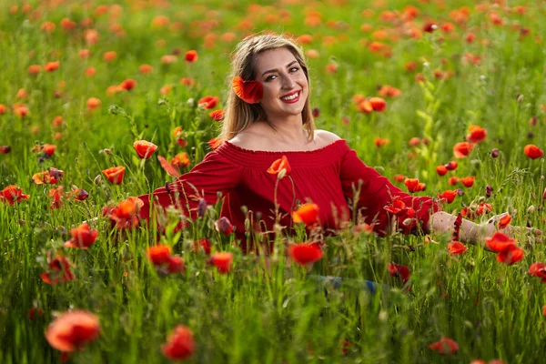 満開の花を持つケシ畑の魅力的なサイズと女性 — ストック写真