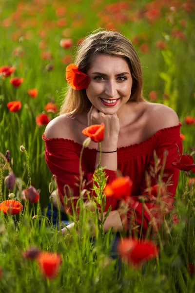 Atraktivní Velikost Žena Makovém Poli Květinami Plném Květu — Stock fotografie