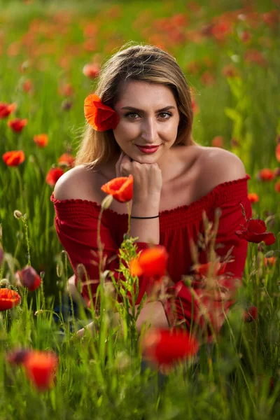 満開の花を持つケシ畑の魅力的なサイズと女性 — ストック写真
