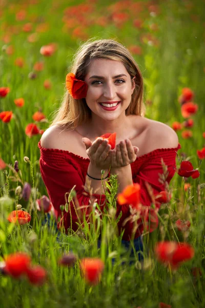Atrakcyjny Rozmiar Kobieta Polu Maku Kwiatami Pełnym Rozkwicie — Zdjęcie stockowe