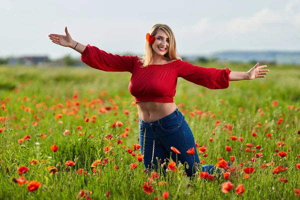 Aantrekkelijke Grootte Vrouw Een Papaverveld Met Bloemen Volle Bloei — Stockfoto