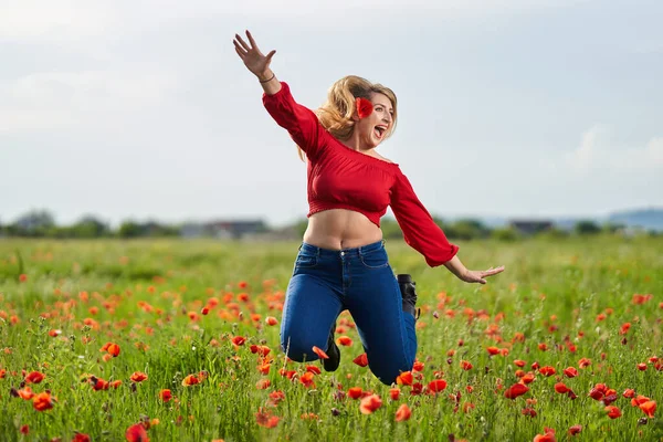 Aantrekkelijke Grootte Vrouw Een Papaverveld Met Bloemen Volle Bloei — Stockfoto