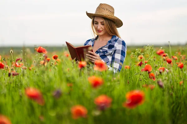 Bella Donna Contadina Size Camicia Quadri Jeans Cappello Che Legge — Foto Stock