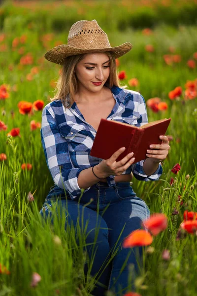 Hermosa Mujer Agricultora Tamaño Grande Camisa Cuadros Jeans Sombrero Leyendo — Foto de Stock