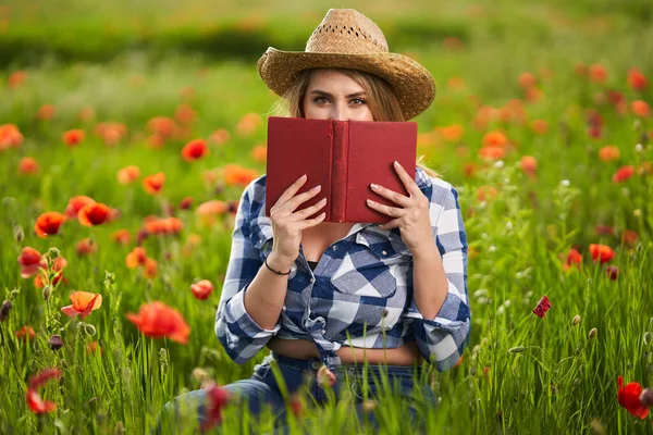 Bonita Mulher Agricultor Size Camisa Xadrez Jeans Chapéu Lendo Livro — Fotografia de Stock