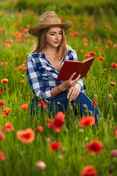 Hermosa Mujer Agricultora Tamaño Grande Camisa Cuadros Jeans Sombrero Leyendo — Foto de Stock