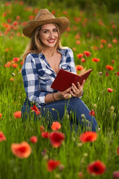 Hermosa Mujer Agricultora Tamaño Grande Camisa Cuadros Jeans Sombrero Leyendo — Foto de Stock