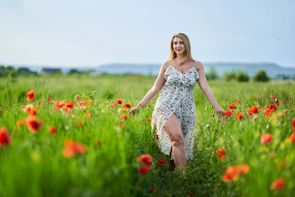 Mooi Size Jong Indisch Vrouw Bloemen Jurk Een Papaverveld — Stockfoto