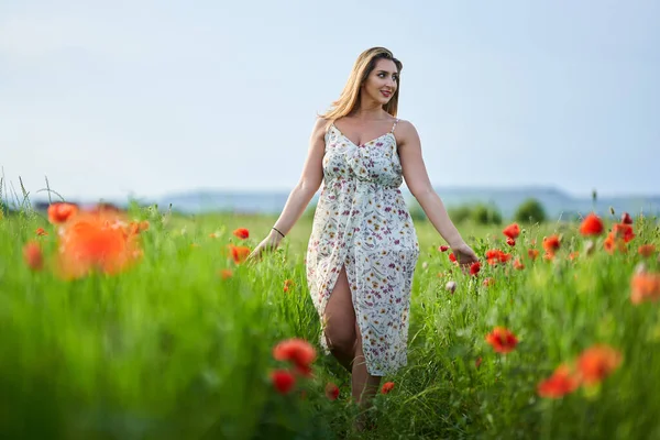 Mulher Indiana Bonita Size Jovem Vestido Floral Campo Papoula — Fotografia de Stock