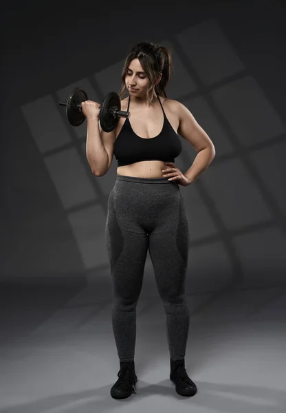 Tamanho Forte Mais Mulher Indiana Fazendo Exercícios Fitness Com Pesos — Fotografia de Stock