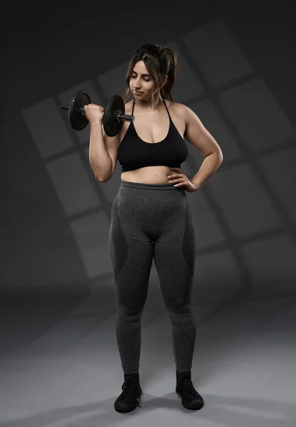 Strong Size Indian Woman Doing Fitness Workout Weights Grey Background — Stock Photo, Image