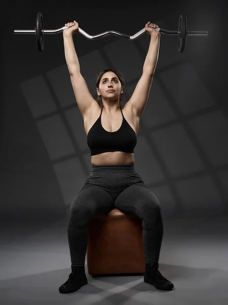 Starke Größe Indianerin Beim Fitnesstraining Mit Gewichten Auf Grauem Hintergrund — Stockfoto