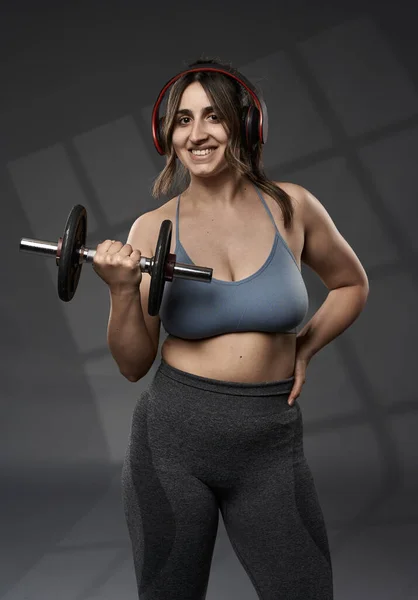 Formato Forte Più Donna Indiana Facendo Allenamento Fitness Con Pesi — Foto Stock