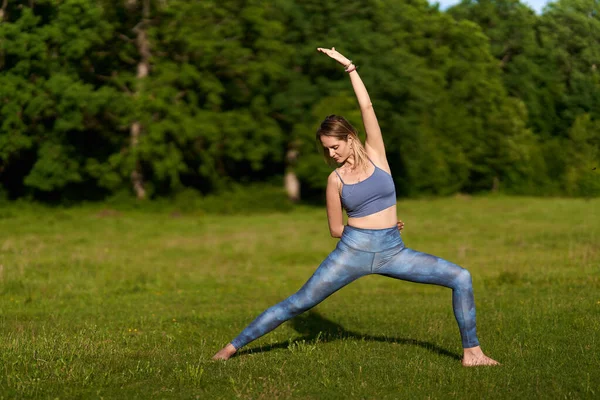 Junge Frau Praktiziert Yoga Und Meditation Einem Wald Mit Hundertjährigen — Stockfoto