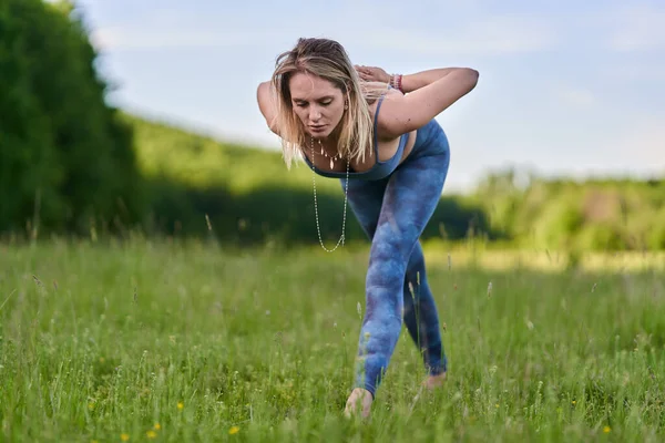 Junge Frau Praktiziert Yoga Und Meditation Einem Wald Mit Hundertjährigen — Stockfoto