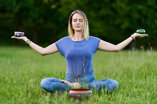 Jovem Praticando Ioga Meditação Uma Floresta Com Carvalhos Centenários — Fotografia de Stock