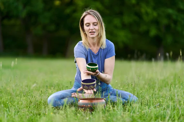 Jonge Vrouw Die Yoga Meditatie Beoefent Een Bos Met Eeuwenoude — Stockfoto