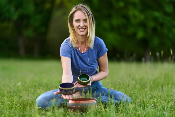 Молодая Женщина Практикует Йогу Медитацию Лесу Вековыми Дубами — стоковое фото