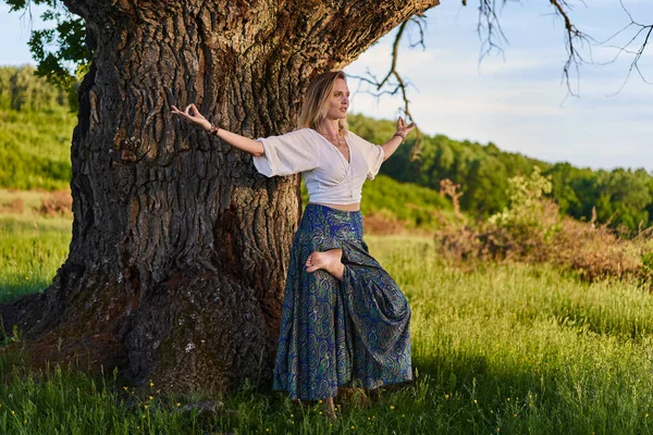 Fiatal Gyakorló Jóga Meditáció Egy Erdőben Centenáriumi Tölgyfa — Stock Fotó