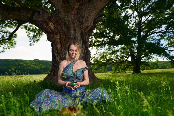 Młoda Kobieta Praktykująca Jogę Medytację Lesie Wiekowymi Dębami — Zdjęcie stockowe