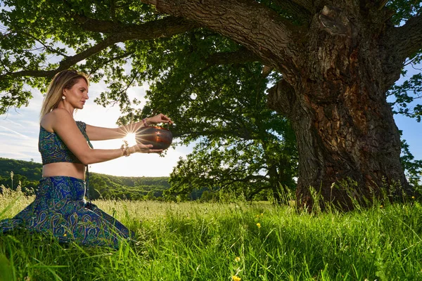 Mujer Joven Practicando Yoga Meditación Bosque Con Robles Centenarios — Foto de Stock