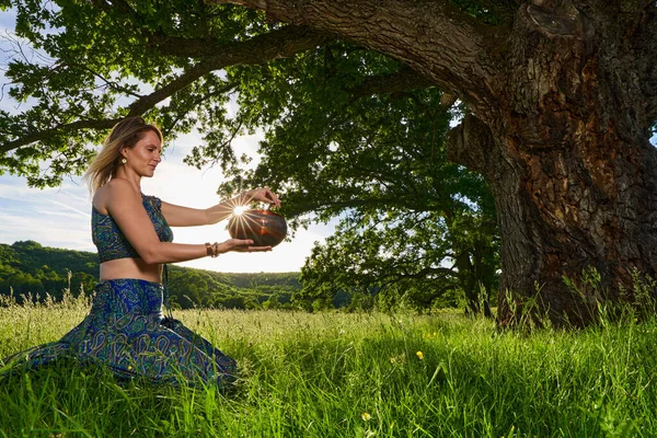 Молодая Женщина Практикует Йогу Медитацию Лесу Вековыми Дубами — стоковое фото