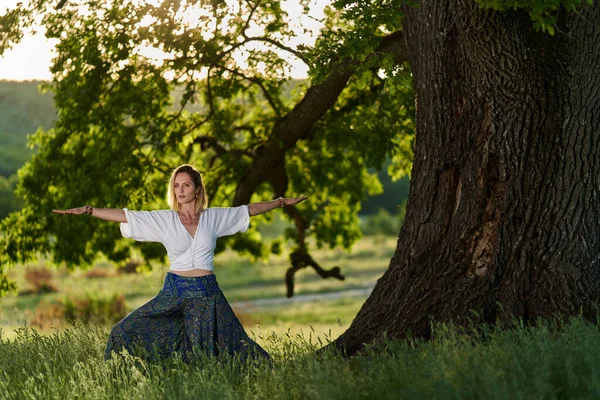 Jonge Vrouw Die Yoga Meditatie Beoefent Een Bos Met Eeuwenoude — Stockfoto