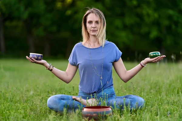 Mujer Joven Practicando Yoga Meditación Bosque Con Robles Centenarios Imagen de archivo