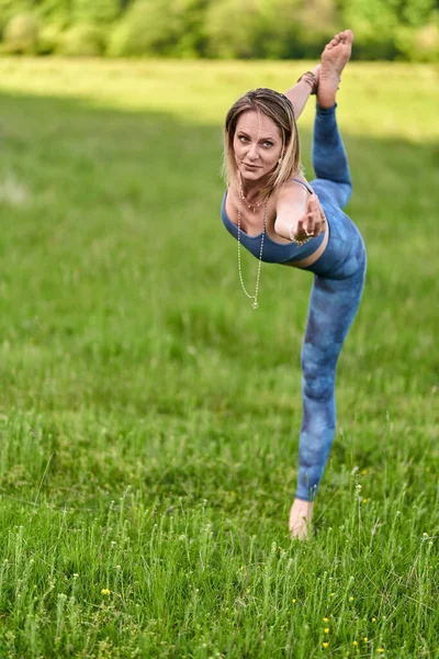 Jonge Vrouw Die Yoga Meditatie Beoefent Een Bos Met Eeuwenoude Stockfoto