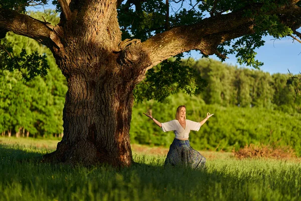 Jeune Femme Pratiquant Yoga Méditation Dans Une Forêt Avec Des Images De Stock Libres De Droits