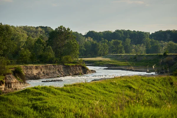 Fiume Che Scorre Attraverso Pianure Foreste — Foto Stock