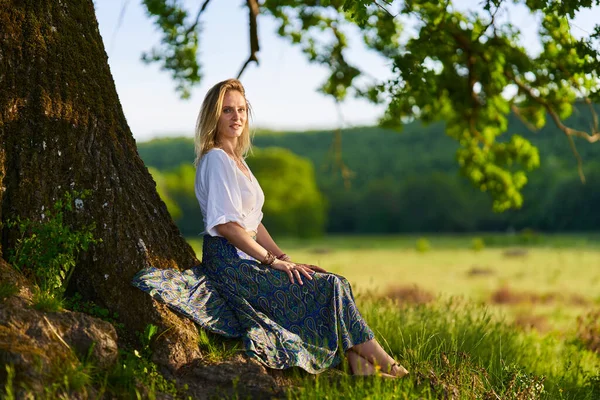 Attraktiv Ung Blond Kvinna Poserar Vid Enorm Hundraårig Vid Solnedgången — Stockfoto