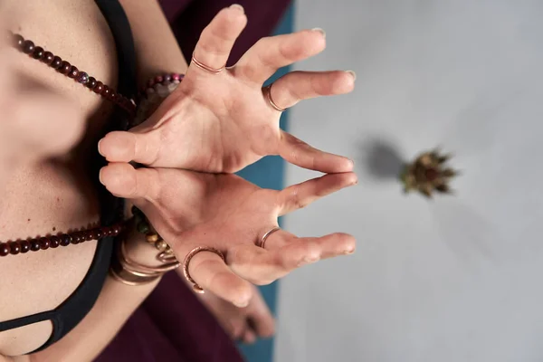Γυναίκα Ασκούμενη Γιόγκα Δημιουργεί Εκφράσεις Λάσπης Χέρια Της Συμβολίζοντας Τσάκρα — Φωτογραφία Αρχείου