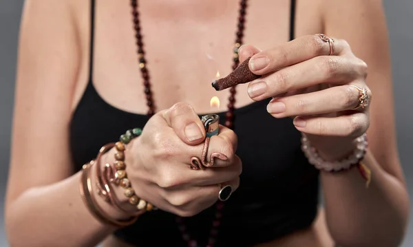Mujer Joven Sosteniendo Incienso Perfumado Ardiente Mientras Hace Meditación Yoga —  Fotos de Stock